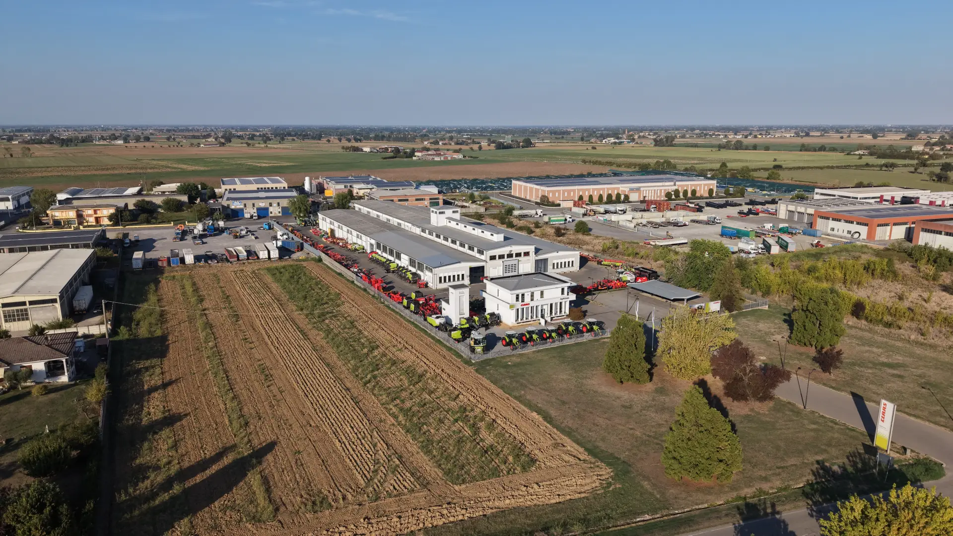 Vista aerea della sede Agrifutura a Fiorenzuola d'Arda con il piazzale delle macchine agricole CLAAS